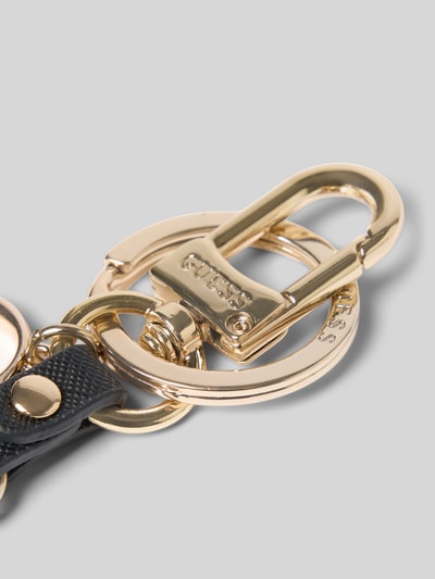 Productfoto, sleutelhanger met logodetail Model 'Gilda' van GUESS, Dames sleutelhanger met leerlook, sleutelring, zwart-goud, detailopname