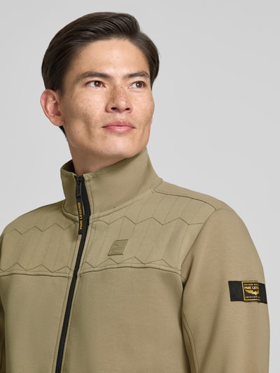 Männermodel trägt Sweatjacke mit Label-Patches und Stehkragen von PME Legend, Beige, glatte Struktur, Nahaufnahme Oberkörper, Baumwoll-Mix mit Stretch-Anteil.