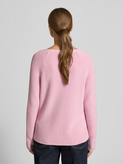 Kobiece modelka nosi Regular Fit Strickpullover aus reiner Baumwolle od Tommy Hilfiger w jasnoróżowym kolorze, rippstrick, tylny widok całej sylwetki.