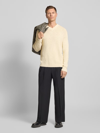 Männermodel trägt Regular Fit Strickpullover aus reiner Bio-Baumwolle Modell 'Angus' von SELECTED HOMME, Struktur, Unifarben, Ganzkörperansicht von vorne.
