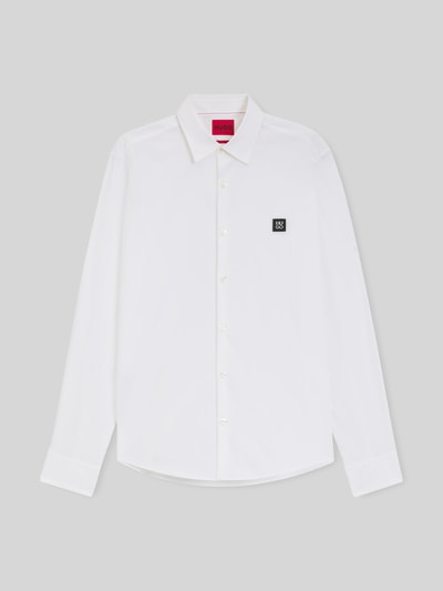 Produktfoto, weißes Slim Fit Freizeithemd aus Baumwoll-Mix Modell 'ERMO' von HUGO, unifarben, Kentkragen, 1-Knopf-Manschette, Label Patch