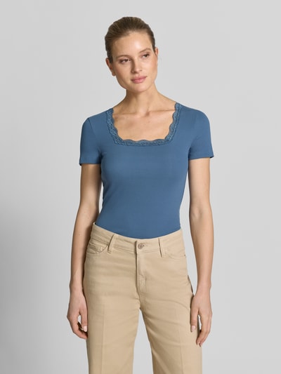 Modelka nosi T-Shirt in Ripp-Optik mit Spitzenbesatz von Jake*s Casual, bawełna z elastanem, krój slim fit, karczek kwadratowy, niebieski, długość tyłu w rozmiarze S: 52 cm, całkowity widok z przodu.