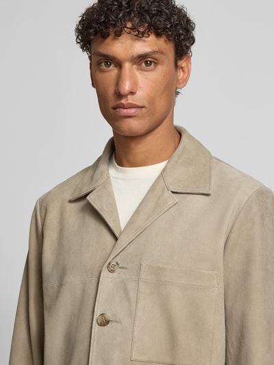 Mannenmodel draagt Regular Fit Ziegenlederjacke met borstzak van Marc O'Polo in beige suède-look, echt geitenleer, Nahaufnahme bovenlichaam.