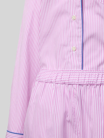 Vrouwenmodel draagt Regular Pyjama uit puur katoen van Polo Ralph Lauren met all-over streepmotief en fijn geweven structuur, detailopname.