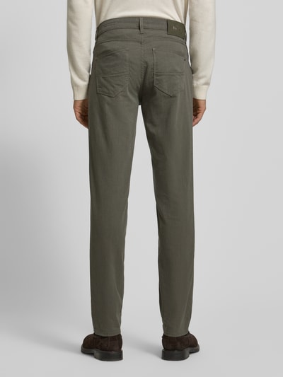 Männermodel trägt Slim Fit Stoffhose mit 5-Pocket-Design Modell 'Cadiz' von Brax, Baumwoll-Mix mit Stretch-Anteil, Ganzkörperansicht Rückansicht.