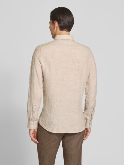 Männermodel trägt Slim Fit Business-Hemd aus Leinen mit Kentkragen von SEIDENSTICKER in Beige, feine Textur, Rückenansicht Ganzkörperansicht. Reines Leinen, Knopfleiste, schmale Passform, Rückenlänge 69 cm, Schulterbreite 43 cm, Ärmellänge 64 cm.