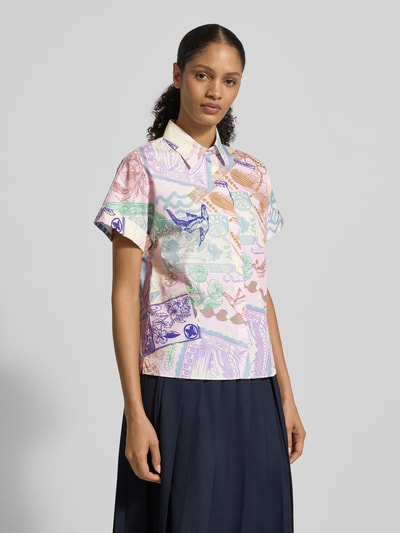 Frauenmodel trägt Regular Fit Bluse im Allover-Look von Marc Cain aus reiner Baumwolle mit Hemdblusenkragen, verdeckter Knopfleiste, Rückenlänge 62 cm bei Größe 36, farbenfrohe Muster, Ganzkörperansicht von vorne.