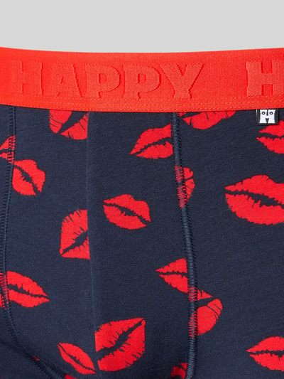 Produktfoto, Obcisłe bokserki z mieszanki bawełny i elastanu, granatowe z czerwonym motywem buziaka, Model 'Kisses Up' w zestawie 3 szt. od Happy Socks, dopasowany krój, elastyczny pas z logo, detal z logo