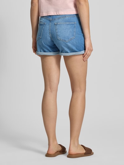 Frauenmodel trägt Regular Fit Jeansshorts aus Baumwoll-Mix Modell 'JOSEPHINE' von Only in Denim-Optik mit Label-Patch und 5-Pocket-Design, Ganzkörperansicht Rückansicht.