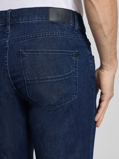 Männermodel trägt Regular Fit Jeans im Used-Look Modell 'Cadiz' von Brax, Baumwoll-Mix, Detailaufnahme Rückansicht.