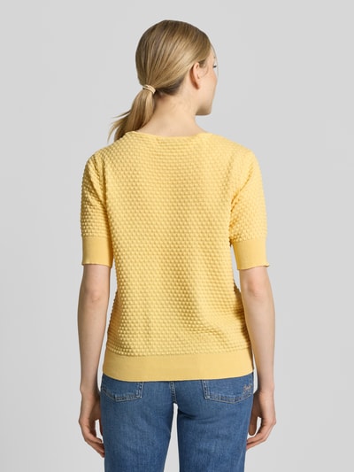 Frauenmodel trägt Strickpullover mit 1/2-Arm Modell 'Dodo' von FREE/QUENT, gelb, Strukturmuster, Rundhalsausschnitt, Baumwolle, Ganzkörperansicht Rückansicht
