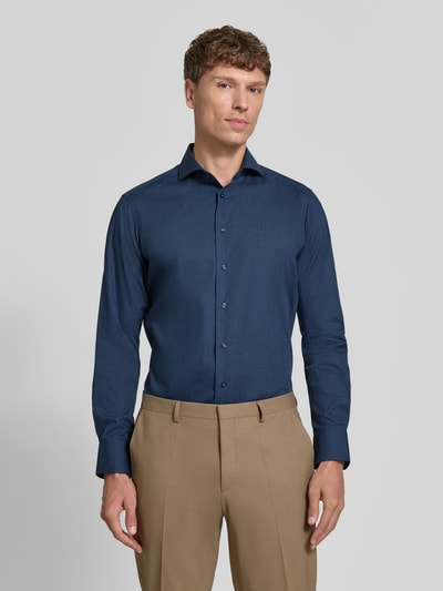Männermodel trägt Regular Fit Business-Hemd mit Haifischkragen von Christian Berg Men in Dunkelblau, Ganzkörperansicht von vorne. Reine Baumwolle, langärmliges Design, Rückenlänge 78 cm, Schulterbreite 46 cm, Ärmellänge 66 cm.