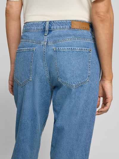 Männermodel trägt Barrel Fit Jeans mit Eingrifftaschen von comma, bawełna z lyocellem, krój barrel fit, używany wygląd, Szerokość w rozmiarze 36: 40 cm, długość nogawki wewnętrznej w rozmiarze 36: 70 cm, zdjęcie całej sylwetki z tyłu.