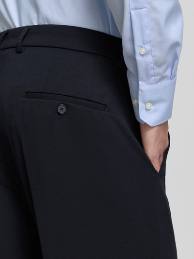 Mężczyzna nosi Hose mit Label-Detail Modell 'LAZO' od CINQUE, czarny materiał z domieszką wiskozy, krój slim fit, zdjęcie zbliżenie tył. Szerokość w rozmiarze 50: 40 cm, długość nogawki od wewnątrz w rozmiarze 50: 85 cm.