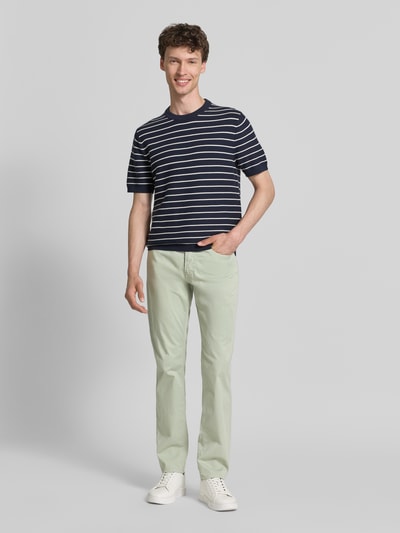 Męski model nosi Regular Fit Hose mit Eingrifftaschen Modell 'Lyon' od Pierre Cardin, bawełna z elastanem, kolor jasny zielony, Szerokość w rozmiarze 32/32: 43 cm, długość nogawki wewnętrznej: 79 cm, Ganzkörperansicht von vorne.