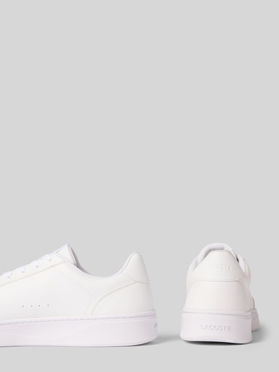 Produktfoto, weißer Sneaker mit Logo-Prägung Modell 'Court Pro' von Lacoste, glatte Oberfläche, Herren Sneaker von Lacoste