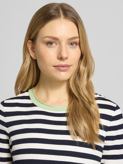 Modelka kobieca nosi Regular Fit Pullover aus Visksoe-Mix od Betty Barclay, paski, okrągły dekolt, krótki rękaw, widok na górną część ciała z przodu.