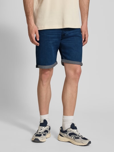 Männermodel trägt Jeansshorts mit Umschlag Modell 'RICK' von Jack & Jones aus Baumwoll-Mix mit Woll-Anteil, Regular-Fit, Eingrifftaschen, dunkelblau, Detailaufnahme Beine, Bundweite 42 cm, Innenbeinlänge 21 cm.