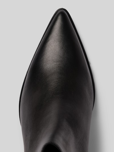 Produktfoto, Stiefeletten aus echtem Leder von Copenhagen, czarne botki z naturalnej skóry, zaokrąglony czubek, fakturowana podeszwa, Wysokość obcasa: 6 cm, Wysokość cholewki: 13 cm, Szerokość w rozmiarze 40: 10 cm