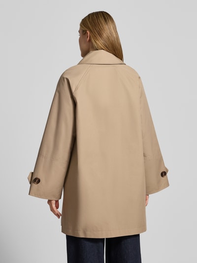 Vrouwenmodel draagt Relaxed Fit lange jas uit katoenmix Model 'KENNEDY' van Barbour, effen kleuren, platte kraag, raglanmouwen, trensje, steekzakken, labelstitching, kleur beige, materiaal katoenmix. Ganzkörperansicht Rückansicht.