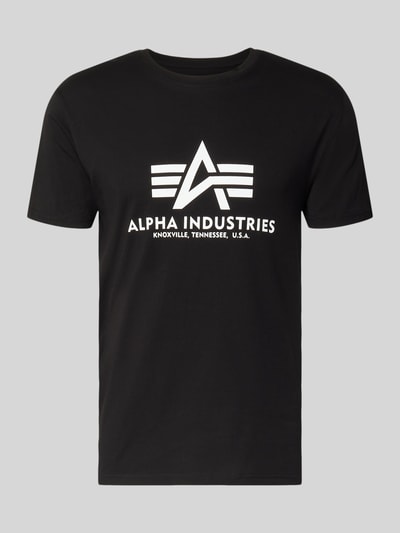 Produktfoto, schwarzes T-Shirt mit weißem Alpha Industries Logo, reine Baumwolle, Regular Fit, Rundhalsausschnitt, Vorderansicht.