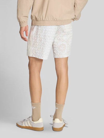 adidas Originals Szorty dresowe o kroju regular fit z aplikacją z logo Złamany biały 4