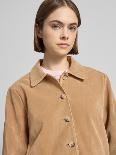Frauenmodel trägt Jacke in Leder-Optik mit Kentkragen Modell 'Trine' von Gina Tricot, Material-Mix mit Viskose-Anteil, Knopfleiste, Farbton Beige, glatte Struktur, Gerader-Schnitt, Nahaufnahme Oberkörper.