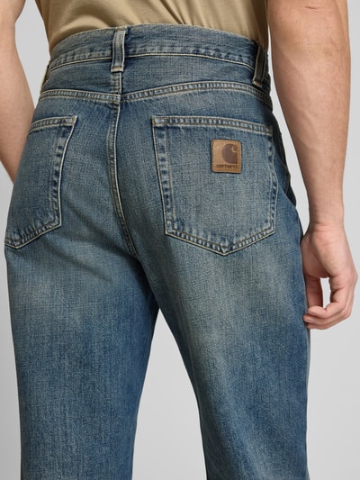 Mannenmodel draagt jeans im Used-Look model 'AARON' van Carhartt Work In Progress, puur katoen, relaxed fit, detailopname rugzijde.