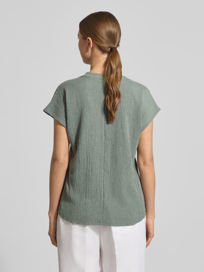 Vrouwenmodel draagt T-shirt met structuurpatroon en ronde hals van Christian Berg Woman, materiaalmix met viscose, regular fit, ruglengte maat S 62 cm. Ganzkörperansicht Rückansicht.