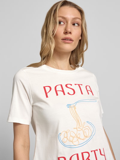 Frauenmodel trägt T-Shirt mit Motiv-Print und Rundhalsausschnitt von Christian Berg Woman Selection, Reine Baumwolle, Regular-Fit, Nahaufnahme Oberkörper.