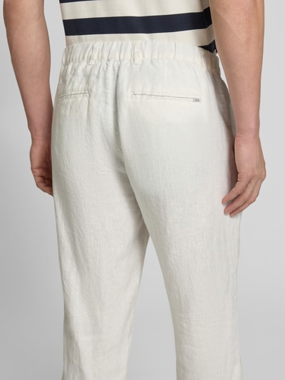 Männermodel trägt Leinenhose mit Eingrifftaschen Modell 'Pandrup' von Casual Friday, Reines Leinen, Regular-Fit, Ganzkörperansicht Rückansicht.