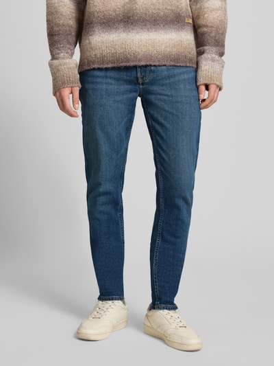 Männermodel trägt Jeans mit 5-Pocket-Design von Calvin Klein Jeans in Blau, Slim Fit, Baumwoll-Elasthan, Ganzkörperansicht von vorne.