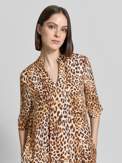 Frauenmodel trägt Tunikakleid aus Viskose im Allover-Look von Emily Van den Bergh in Braun mit Leopardenmuster, 3/4-Arm, Gerader-Schnitt, Nahaufnahme Oberkörper. Rückenlänge: 119 cm, Brustweite: 46 cm, Größe 36, Midikleid, Reine Viskose.