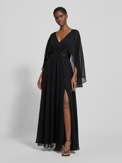 Frauenmodel trägt Abendkleid mit V-Ausschnitt und Pailletten von Swing in Schwarz, taillierter Schnitt, Maxilänge, Ganzkörperansicht von vorne.