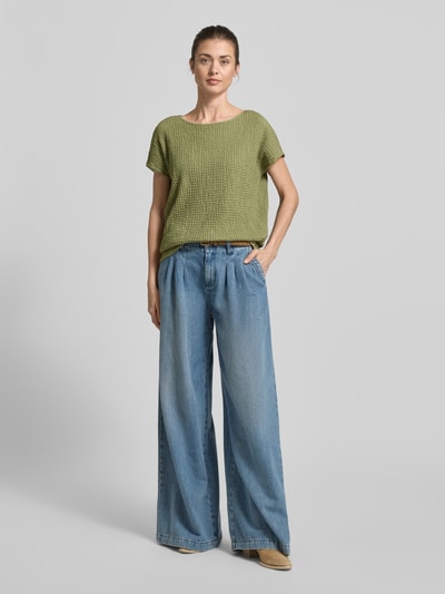 Modelka kobieca nosi Relaxed Fit T-Shirt mit Strukturmuster od s.Oliver RED LABEL, zielony, faktura crinkle, krój relaxed fit, przód, widok całopostaciowy.