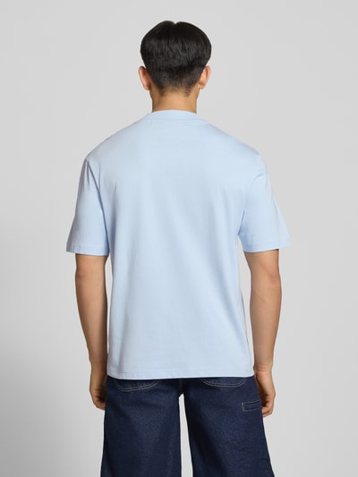 Männermodel trägt Regular Fit T-Shirt aus reiner Baumwolle Modell 'NIEROS' von Hugo Blue, Optik: Unifarben, Ganzkörperansicht Rückansicht.