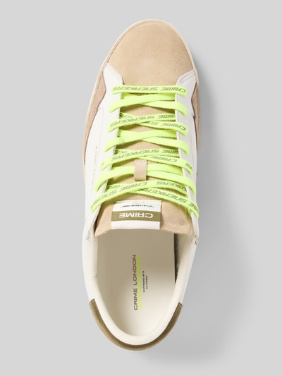 Produktfoto, Sneaker aus Leder Modell 'DISTRESSED' von Crime London mit Abgerundete-Spitze, Schnürung, Label-Details, Distressed-Look, Absatzhöhe 3 cm, Schafthöhe 11 cm, Schaftweite 9 cm, beige-weiße Farben, kontrastierende neon-gelbe Schnürung, Lederstruktur