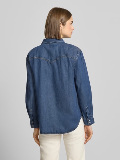 Frauenmodel trägt Hemdbluse in Denim-Optik von Levi's®, Lyocell-Baumwoll-Mix, lockerer Schnitt, Label-Detail, Brusttaschen, Ganzkörperansicht Rückansicht