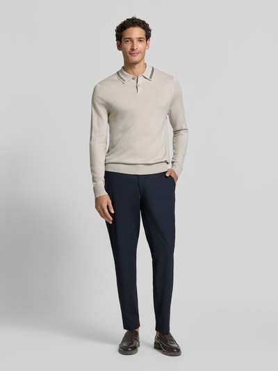 Männermodel trägt dunkelblaue Tapered Fit Stoffhose mit Viskose-Anteil Modell 'Phil' von Brax, Herren Gerade Hose, Ganzkörperansicht von vorne.