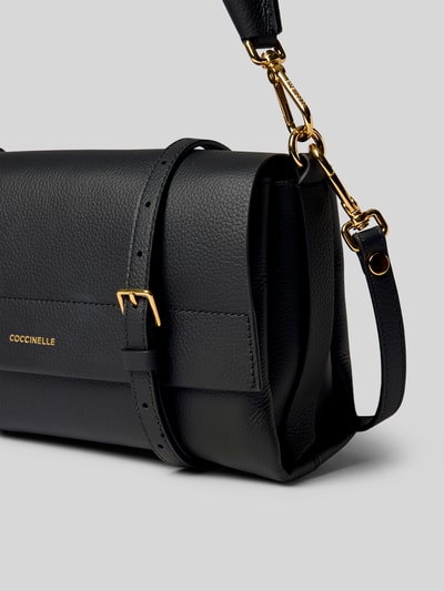 Produktfoto, Shoulder Bag mit Logo-Print Modell 'Grana' von Coccinelle aus schwarzem Leder, goldene Details, strukturierte Oberfläche, Kontext: Damen Shoulder Bag mit geteiltem Hauptfach, Überschlag, abnehmbarem Schulterriemen, Maße 28x17x10 cm, Länge Schulterriemen 130 cm