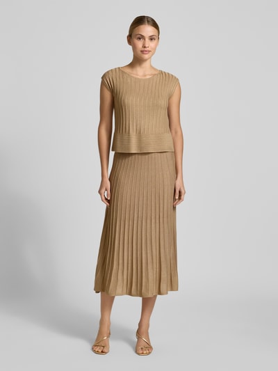 Modelka kobieca nosi Regular Fit Strickkleid aus Viskose-Mix od s.Oliver BLACK LABEL, kolor jednolity, długość midi, dzianina w drobny prążek, dekolt łódka, jasnobrązowy, krój regular fit, widok całej sylwetki z przodu.