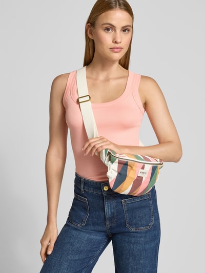 Frauenmodel trägt Bauchtasche mit Label-Detail Modell 'Juno Bumbag' von Barts, gestreifte Reine Baumwolle, Ganzkörperansicht von vorne. Hauptfach mit Reißverschluss, Breite 37 cm, Länge 17 cm, Tiefe 7 cm, Schulterriemen 95 cm.