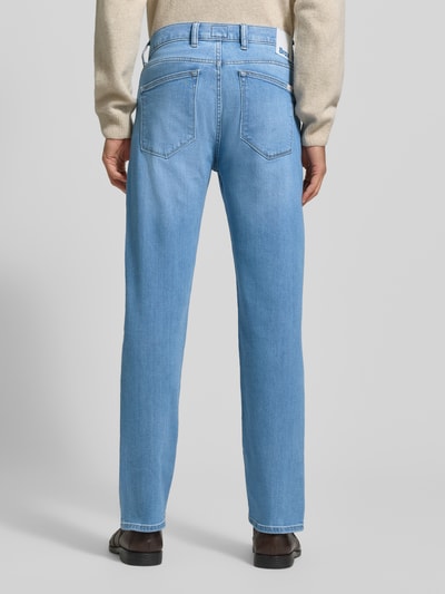 Männermodel trägt Jeans mit Eingrifftaschen Modell 'Clint' von Brax, hellblau, Regular-Fit, Baumwoll-Mix mit Stretch-Anteil, Ganzkörperansicht Rückansicht