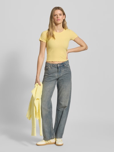 Only T-shirt o kroju regular fit z efektem prążkowania Jasnożółty 1