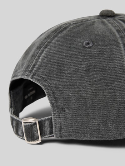 Produktfoto, Basecap mit Label-Stitching von MADS NØRGAARD aus reiner Baumwolle in Grau, verstärkter Schirm, größenverstellbar, strukturierte Oberfläche.