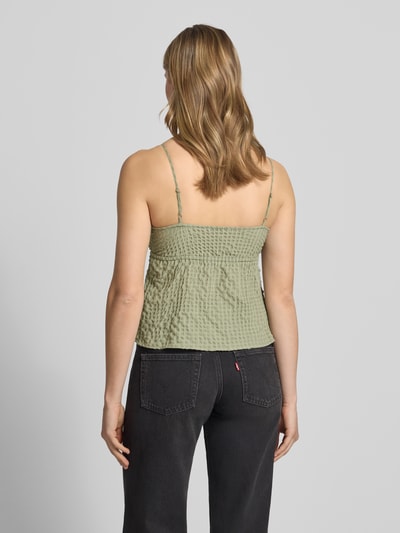Frauenmodel trägt Babydoll-Top aus Seersucker mit Schnürung von REVIEW in Hellgrün, Strukturmuster, Regular-Fit, Material-Mix mit Stretch-Anteil, Spaghettiträgern, Rückenlänge ca. 29 cm, Ganzkörperansicht Rückansicht.
