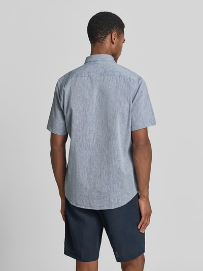 Männermodel trägt Regular Fit T-Shirt aus Baumwoll-Mix von Lerros in Hellblau mit Label-Detail, Rückenansicht, Ganzkörperansicht Rückansicht. Rückenlänge bei Größe M: 68 cm, Schulterbreite: 43 cm, Ärmellänge: 22 cm.