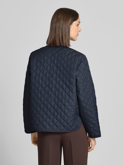 Vrouwenmodel draagt Regular Fit gewatteerd jack met labelstitching model 'CASHEL' van Barbolur, look: effen, lange mouw, drukknoopsluiting, applicatie met labelstitching, model: dames, Ganzkörperansicht Rückansicht.