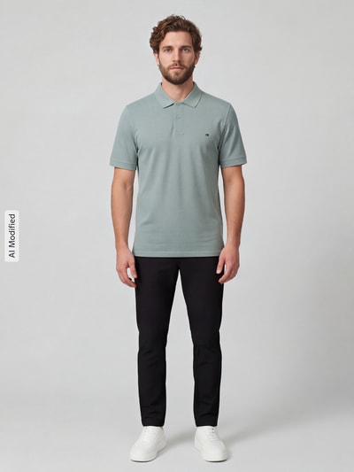 Männermodel trägt Tapered Fit Stoffhose mit Viskose-Anteil Modell 'Phil' von Brax in Schwarz, Herren Gerade Hose, Ganzkörperansicht von vorne