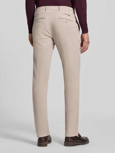Männermodel trägt hellbeige Modern Fit Chino aus Baumwoll-Mix Modell 'Fabio' von Brax, Herren Schmale Hose, Ganzkörperansicht Rückansicht.